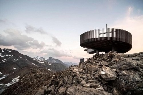 Эта футуристическая смотровая площадка парит на высоте 10 666 футов над итальянскими Альпами!
