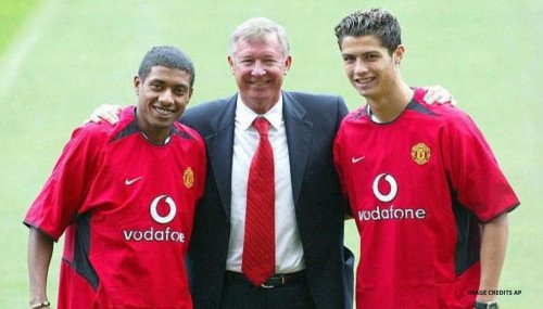 Манчестер Юнайтед подписал контракт с 18-летним Криштиану Роналду 17 лет назад за 12,2 миллиона фунтов стерлингов