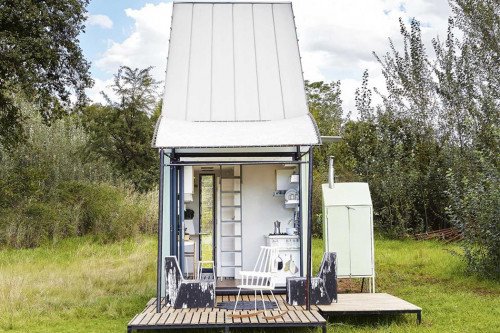 Этот устойчивый крошечный дом создает одно современное многофункциональное жизненное пространство, чтобы уменьшить его углеродный след и стоимость!