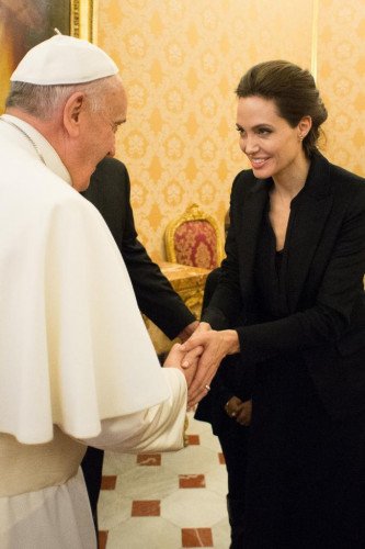 Анджелина Джоли крадет гром Дженнифер Энистона, встречая папу