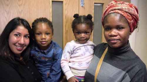 Женщина, которая боится ее дочери лица FGM дома в Нигерии, депортирована